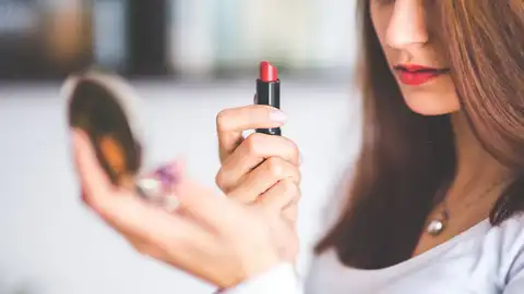 Una chica se pinta los labios Una chica se pinta los labios