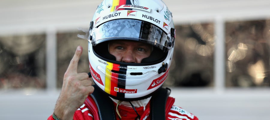 Vettel celebra mostrando su dedo Vettel celebra mostrando su dedo