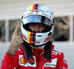 Vettel celebra mostrando su dedo Vettel celebra mostrando su dedo