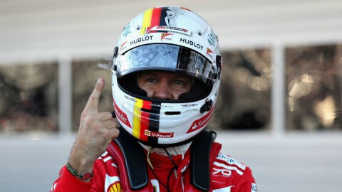 Vettel celebra mostrando su dedo