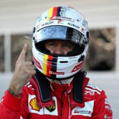 Vettel celebra mostrando su dedo