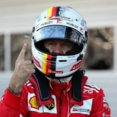Vettel celebra mostrando su dedo Vettel celebra mostrando su dedo