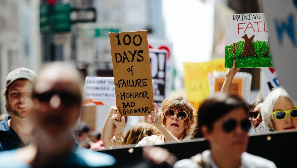 Multitudinaria manifestación contra la política sobre el clima de Trump en Nueva York