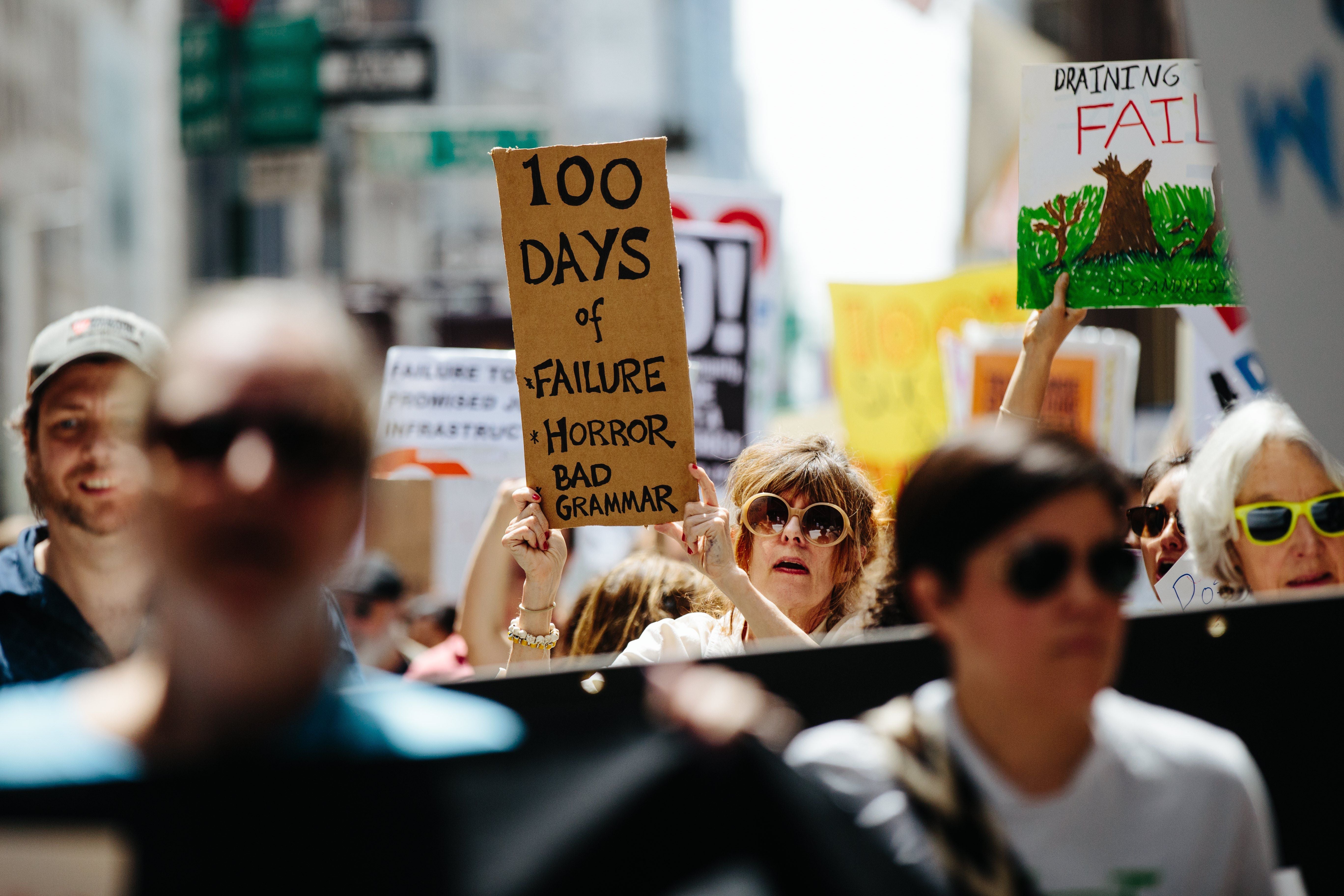 Cientos de personas protestan contra la política sobre el clima de Trump en Nueva York Cientos de personas protestan contra la política sobre el clima de Trump en Nueva York