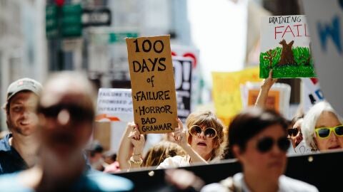 Multitudinaria manifestaci&oacute;n contra la pol&iacute;tica sobre el clima de Trump en Nueva York