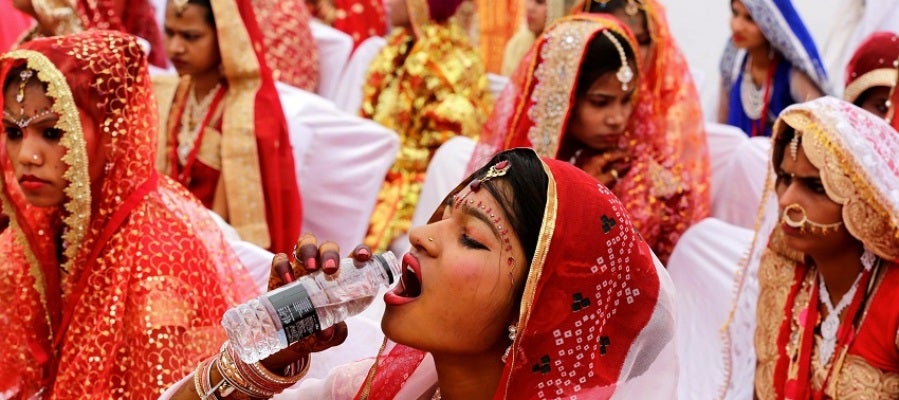 Miles de parejas de la India se casan en el mejor día del año según el calendario hinduista Miles de parejas de la India se casan en el mejor día del año según el calendario hinduista