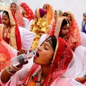 Miles de parejas de la India se casan en el mejor día del año según el calendario hinduista
