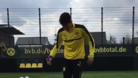 Marc Bartra realizando unos toques con el bal&oacute;n