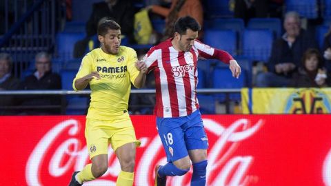 Isma L&oacute;pez, del Sporting de Gij&oacute;n, lucha el bal&oacute;n con el mexicano Jonathan Dos Santos, del Villarreal