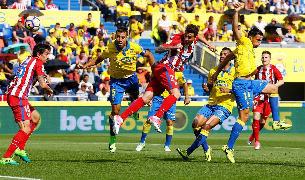 Giménez sufre una lesión muscular en el adductor y Simeone se queda sin laterales para la Champions Giménez sufre una lesión muscular en el adductor y Simeone se queda sin laterales para la Champions
