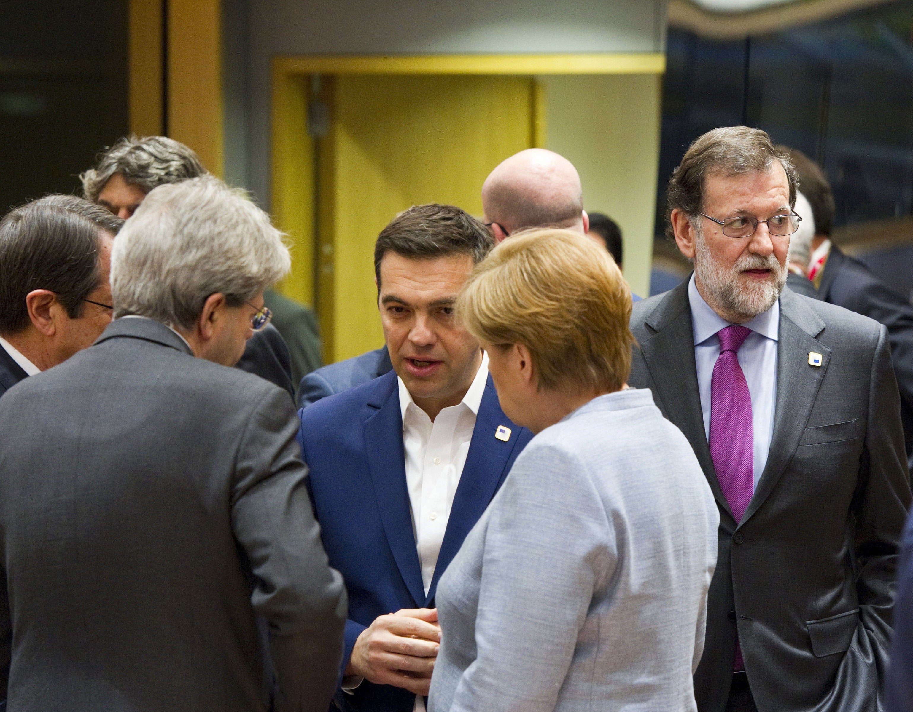 Los 27 líderes de la UE adoptan unánimemente las directrices para el "Brexit" Los 27 líderes de la UE adoptan unánimemente las directrices para el "Brexit"