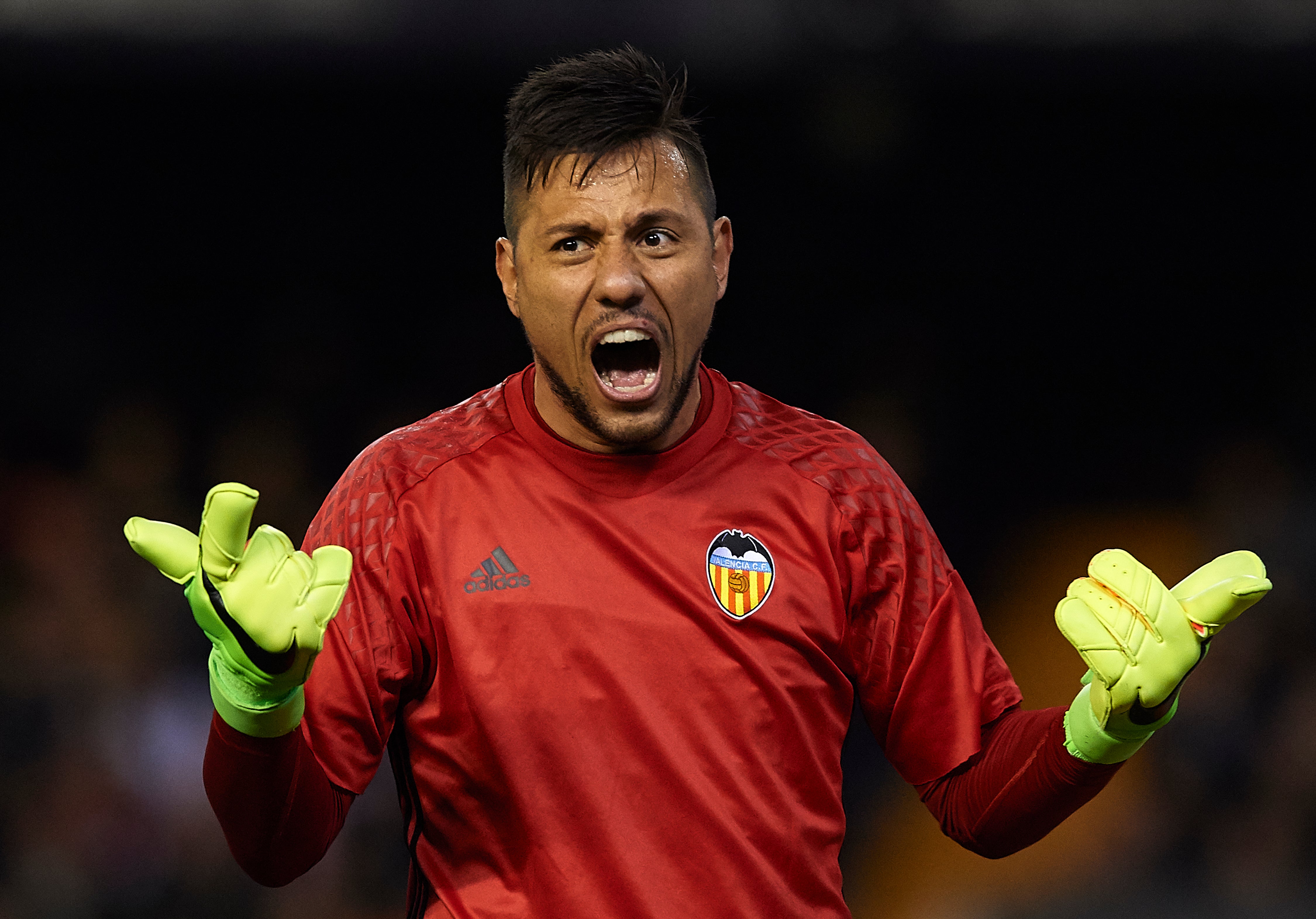 Diego Alves se convierte en el portero que más penaltis para en una temporada en la Liga Diego Alves se convierte en el portero que más penaltis para en una temporada en la Liga