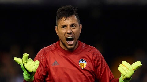 Diego Alves durante un encuentro con el Valencia