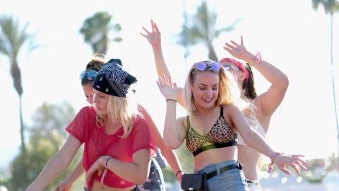 J&oacute;venes bailando