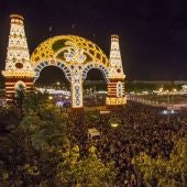 El tradicional 'Alumbrao' del ferial abre esta medianoche otra edición de la Feria de Abril de Sevilla,