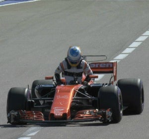 Fernando Alonso abandona su monoplaza en el GP de Rusia Fernando Alonso abandona su monoplaza en el GP de Rusia