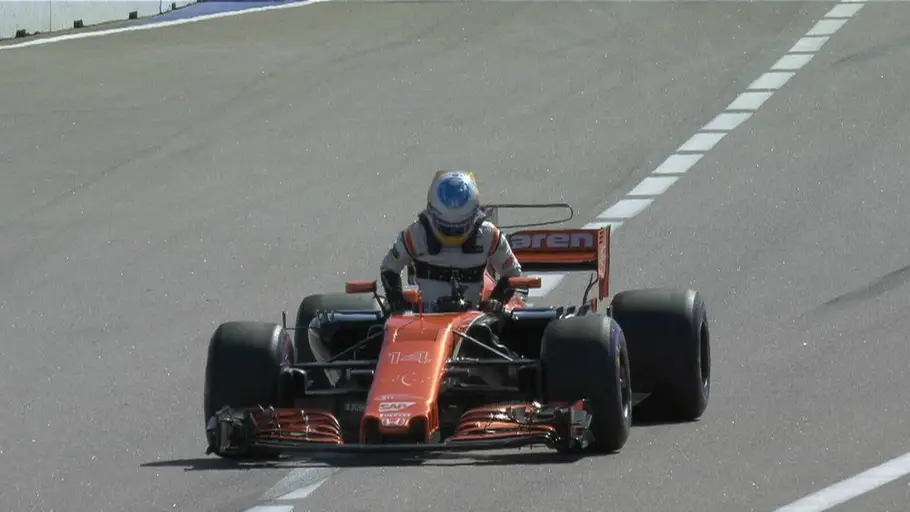 Fernando Alonso abandona su monoplaza en el GP de Rusia Fernando Alonso abandona su monoplaza en el GP de Rusia