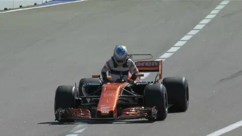Fernando Alonso abandona su monoplaza en el GP de Rusia Fernando Alonso abandona su monoplaza en el GP de Rusia