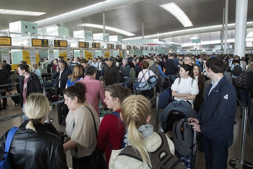 La reunión acaba sin acuerdo y se anuncian nuevos paros en El Prat para este domingo La reunión acaba sin acuerdo y se anuncian nuevos paros en El Prat para este domingo