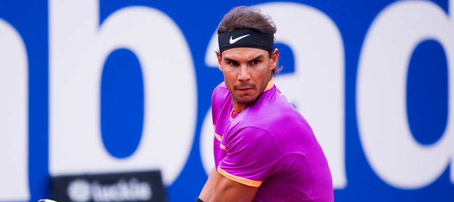 Rafa Nadal devuelve la bola al rival durante un partido Rafa Nadal devuelve la bola al rival durante un partido