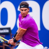 Rafa Nadal devuelve la bola al rival durante un partido