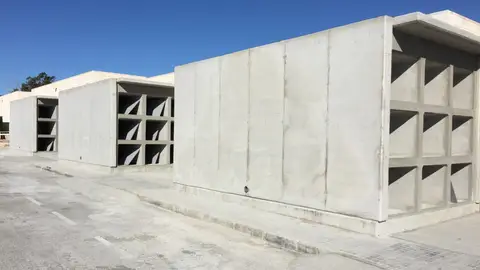 Imagen de archivo de nichos de nueva construcción en el Cementerio Nuevo de Elche. Nichos