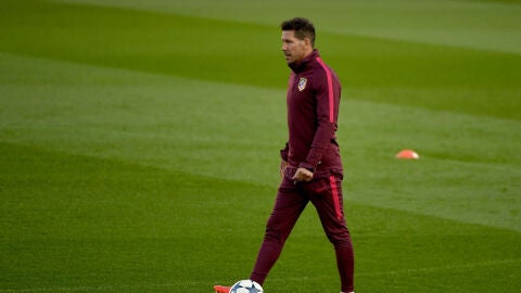 Simeone, en un entrenamiento del Atl&eacute;tico de Madrid