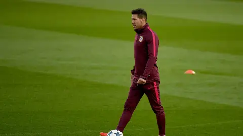 Simeone, en un entrenamiento del Atlético de Madrid Simeone, en un entrenamiento del Atlético de Madrid