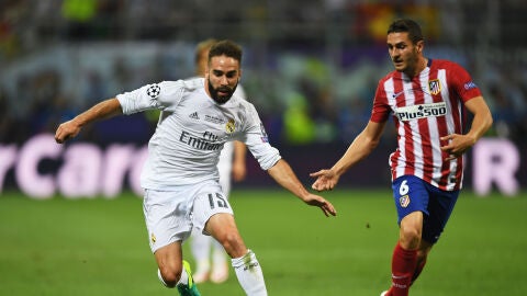 Carvajal protege un bal&oacute;n ante Koke