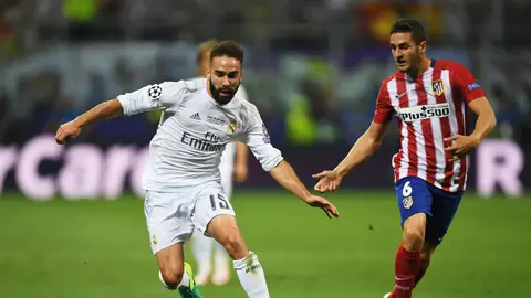 Carvajal protege un balón ante Koke Carvajal protege un balón ante Koke