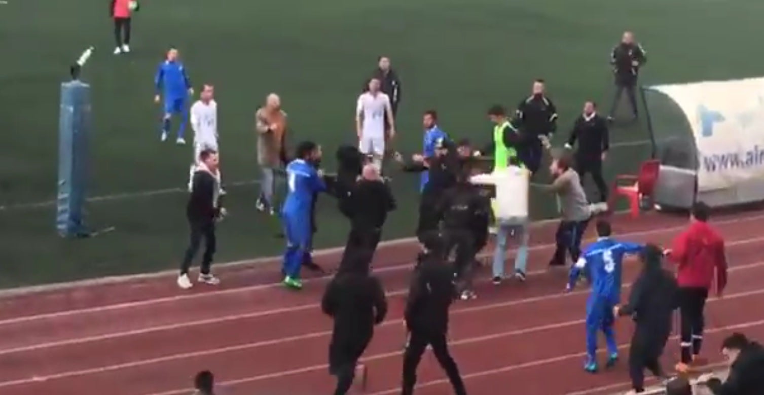 Ultras del Alcalá agreden a jugadores del San Fernando en un partido de la tercera división madrileña Ultras del Alcalá agreden a jugadores del San Fernando en un partido de la tercera división madrileña