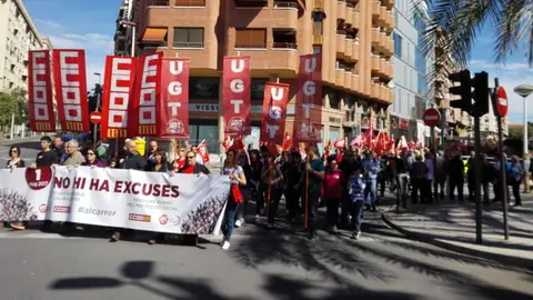 La cabeza de la manifestación en Elche poco después de su salida desde la Plaza de Barcelona. Primero de Mayo