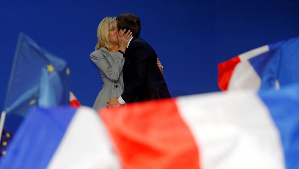 Emmanuel Macron junto a Brigitte Trogneux