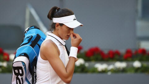 Garbi&ntilde;e Muguruza abandona la pista tras caer ante Timea Bacsinszky