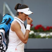 Garbiñe Muguruza abandona la pista tras caer ante Timea Bacsinszky