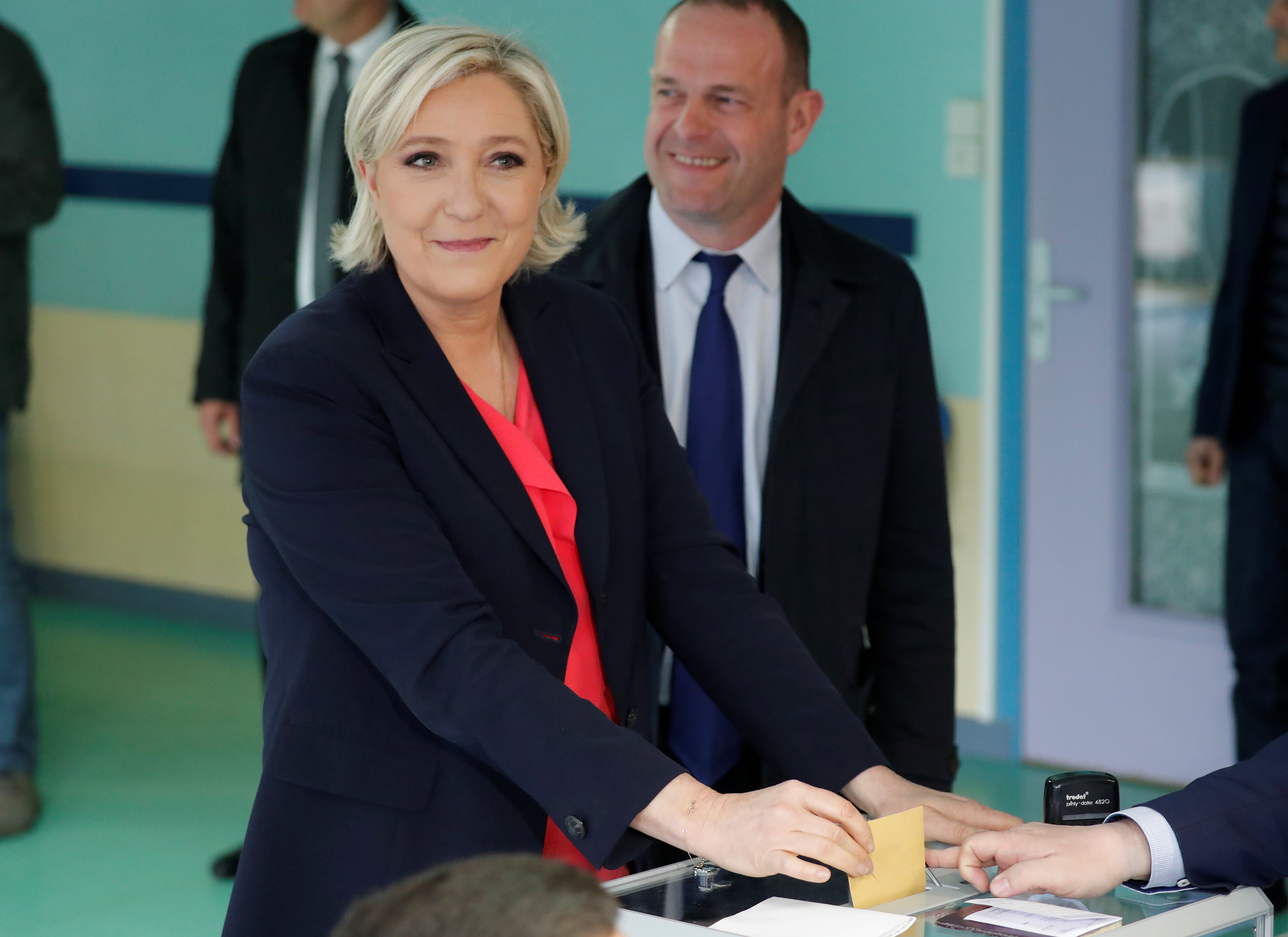 Marine Le Pen vota en su feudo electoral del norte de Francia Marine Le Pen vota en su feudo electoral del norte de Francia