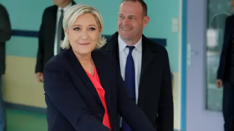 Marine Le Pen votando en su colegio electoral Marine Le Pen votando en su colegio electoral