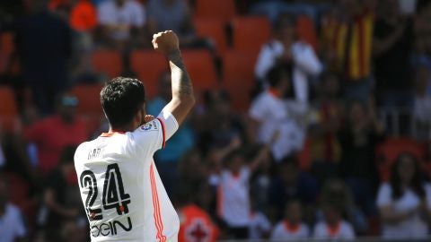Garay celebra uno de sus dos goles ante Osasuna