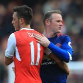 Ozil salud a Rooney