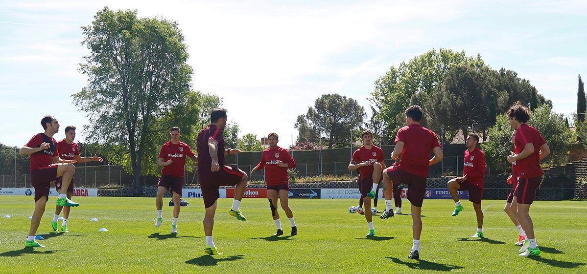 El Atlético prepara la remontada ante el Real Madrid con Giménez y con Juanfran Torres El Atlético prepara la remontada ante el Real Madrid con Giménez y con Juanfran Torres