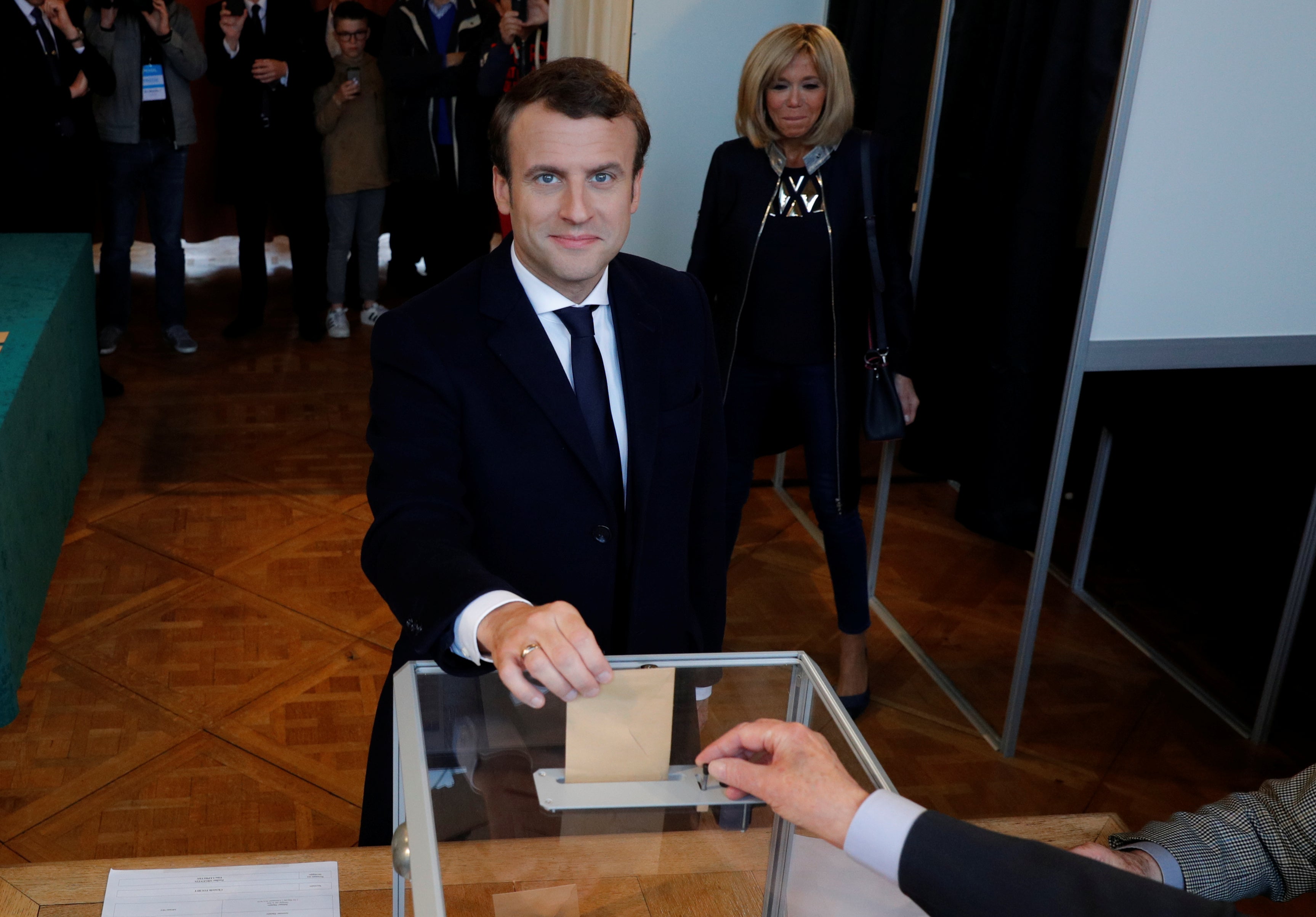 Macron vota en Le Touquet en medio de una gran expectación popular Macron vota en Le Touquet en medio de una gran expectación popular
