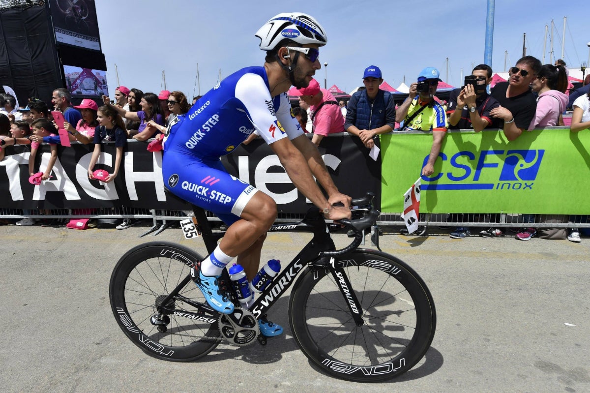 Gaviria vence en la tercera etapa del Giro y se viste con la maglia rosa Gaviria vence en la tercera etapa del Giro y se viste con la maglia rosa