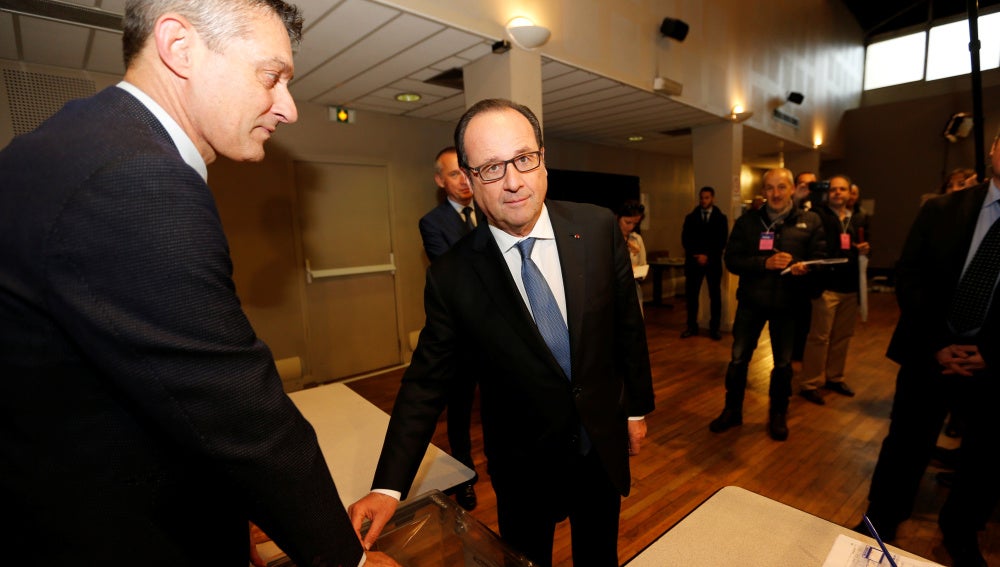 Hollande vota en un colegio electoral