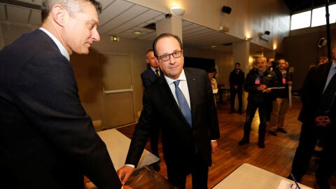 Hollande vota en un colegio electoral