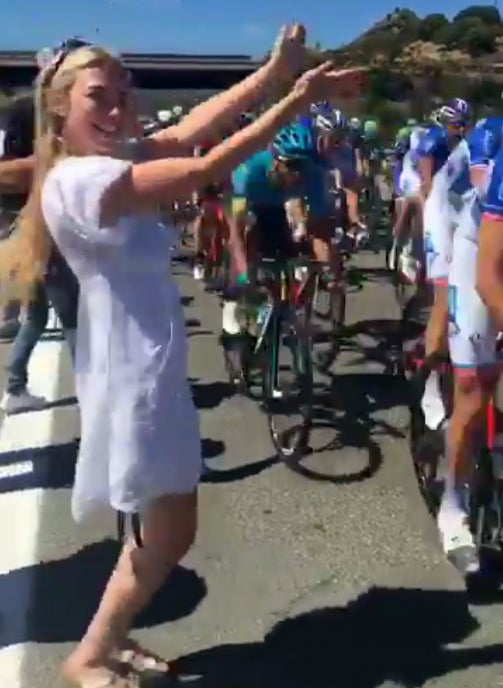 Una modelo Playboy está a punto de causar un accidente en masa en el Giro de Italia Una modelo Playboy está a punto de causar un accidente en masa en el Giro de Italia