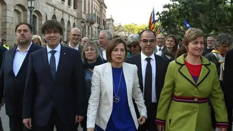 Carme Forcadell y Anna Simó, con Carles Puigdemont, Oriol Junqueras y otras autoridades Carme Forcadell y Anna Simó, con Carles Puigdemont, Oriol Junqueras y otras autoridades