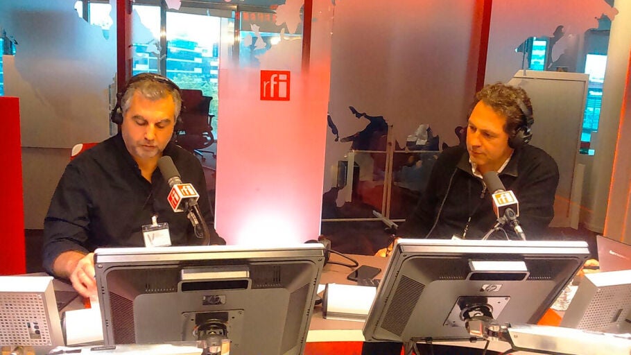 El redactor jefe de Capa Press, Franc Duprat y Carlos Alsina