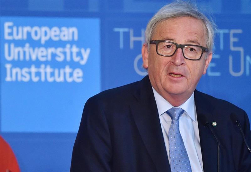 Juncker dice que Francia gasta demasiado, pero pide tiempo para que Macron implemente sus reformas Juncker dice que Francia gasta demasiado, pero pide tiempo para que Macron implemente sus reformas