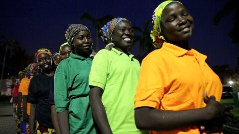 Las 82 j&oacute;venes rescatadas por Boko Haram se re&uacute;nen con el presidente de Nigeria