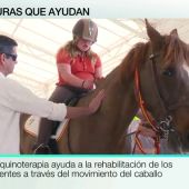 Frame 9.886505 de: Los caballos de la esperanza: la 'equinoterapia' ayuda a niños con trastornos a mejorar sus capacidades y autoestima